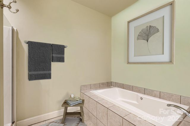 28 Trafalgar Circle, Asheville, NC 28805