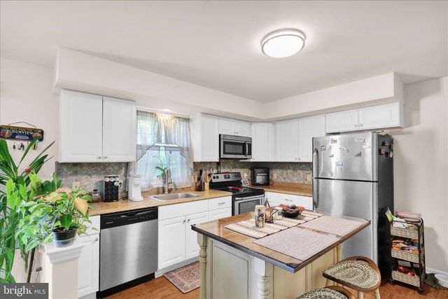 240 HICKORY DR, Fleetwood, PA 19522