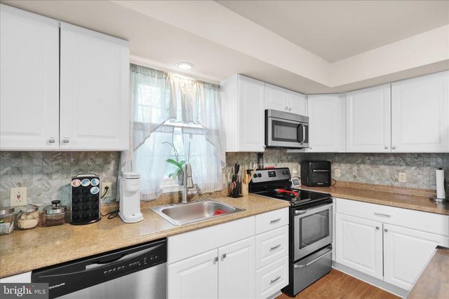 240 HICKORY DR, Fleetwood, PA 19522