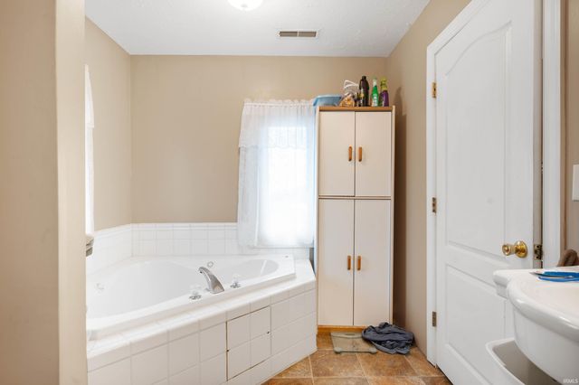 4399 E SR 26 Road, Hartford City, IN 47348