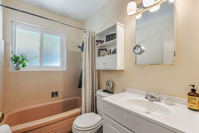 2050 Donald Dr, Moraga, CA 94556