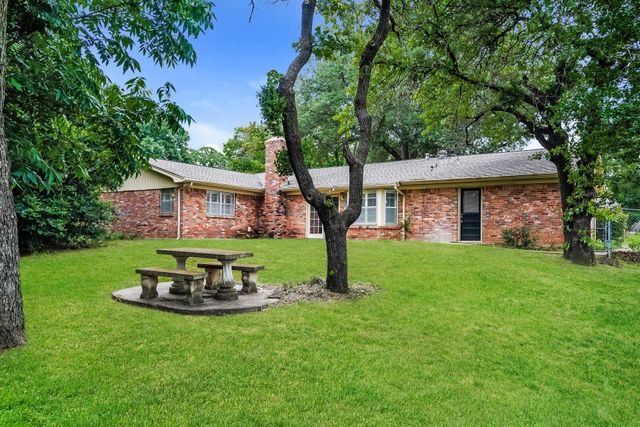 1424 Wreyhill Drive, Hurst, TX 76053