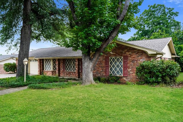 1424 Wreyhill Drive, Hurst, TX 76053