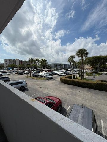 4000 NE 170th St 206, North Miami Beach, FL 33160