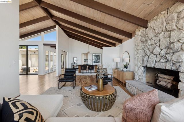 14300 Skyline Blvd, Oakland, CA 94619