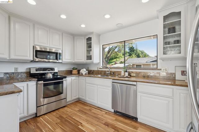 14300 Skyline Blvd, Oakland, CA 94619