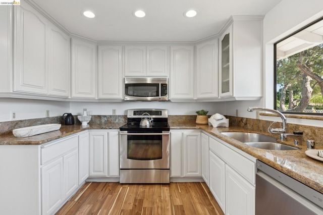 14300 Skyline Blvd, Oakland, CA 94619