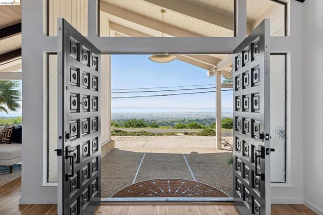 14300 Skyline Blvd, Oakland, CA 94619