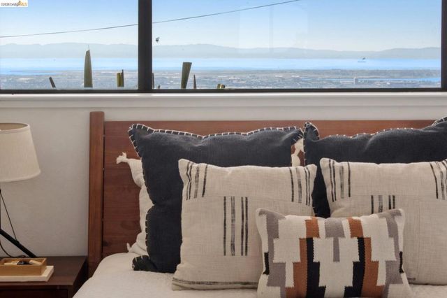 14300 Skyline Blvd, Oakland, CA 94619