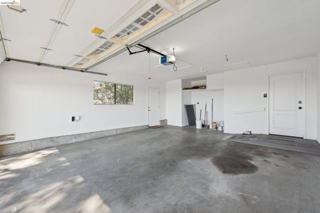 14300 Skyline Blvd, Oakland, CA 94619