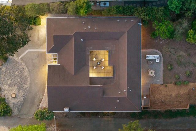 14300 Skyline Blvd, Oakland, CA 94619