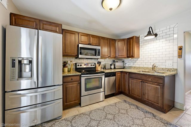 9034 Elmhurst Avenue, Plymouth Charter Township, MI 48170