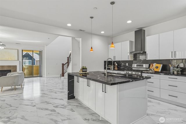 20042 94th Avenue NE, Bothell, WA 98011