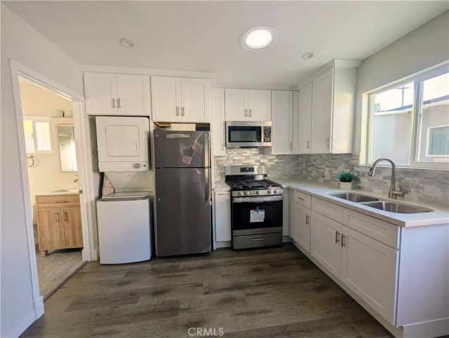 23130 Victory, Woodland Hills, CA 91367