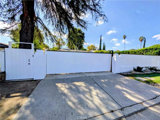 23130 Victory, Woodland Hills, CA 91367