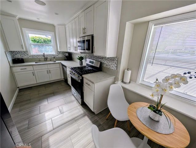 23130 Victory, Woodland Hills, CA 91367