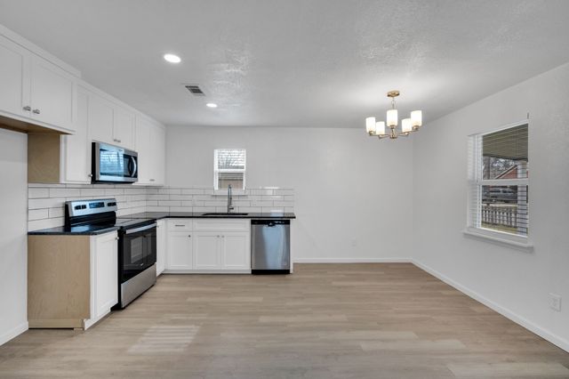 616 Sabine Avenue, Cleburne, TX 76031