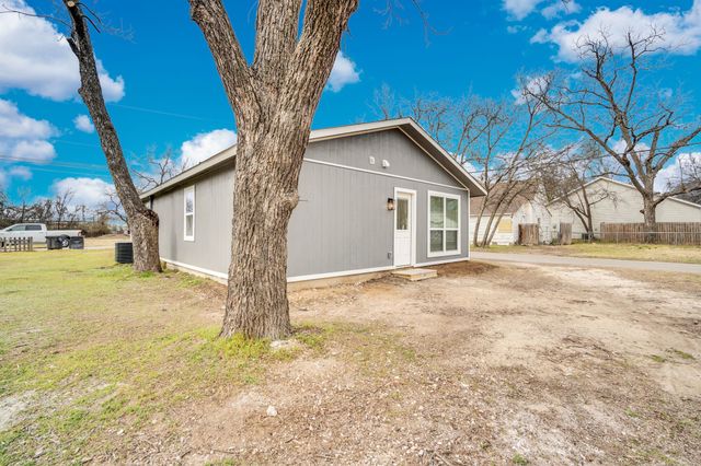 616 Sabine Avenue, Cleburne, TX 76031
