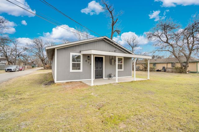 616 Sabine Avenue, Cleburne, TX 76031