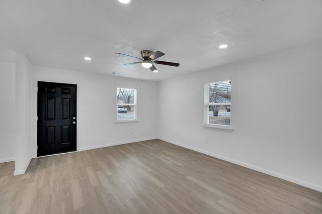 616 Sabine Avenue, Cleburne, TX 76031