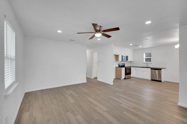 616 Sabine Avenue, Cleburne, TX 76031