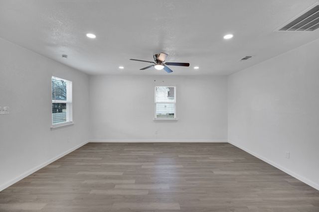 616 Sabine Avenue, Cleburne, TX 76031