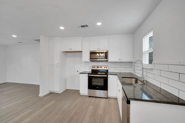 616 Sabine Avenue, Cleburne, TX 76031