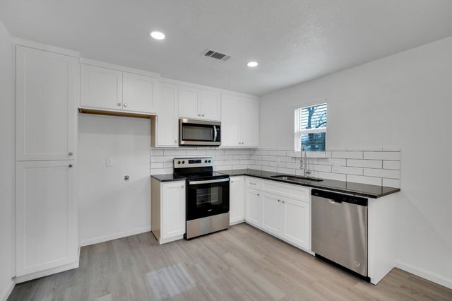 616 Sabine Avenue, Cleburne, TX 76031