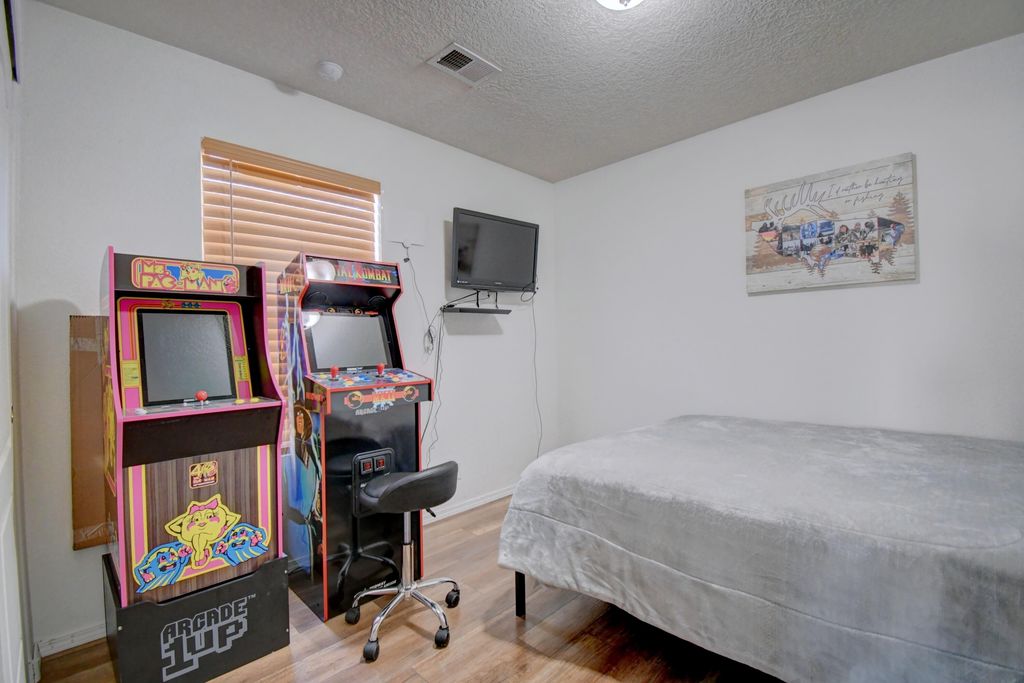 Image 12 of property listing at 76 Avenida Jardin, Los Lunas, NM 87031