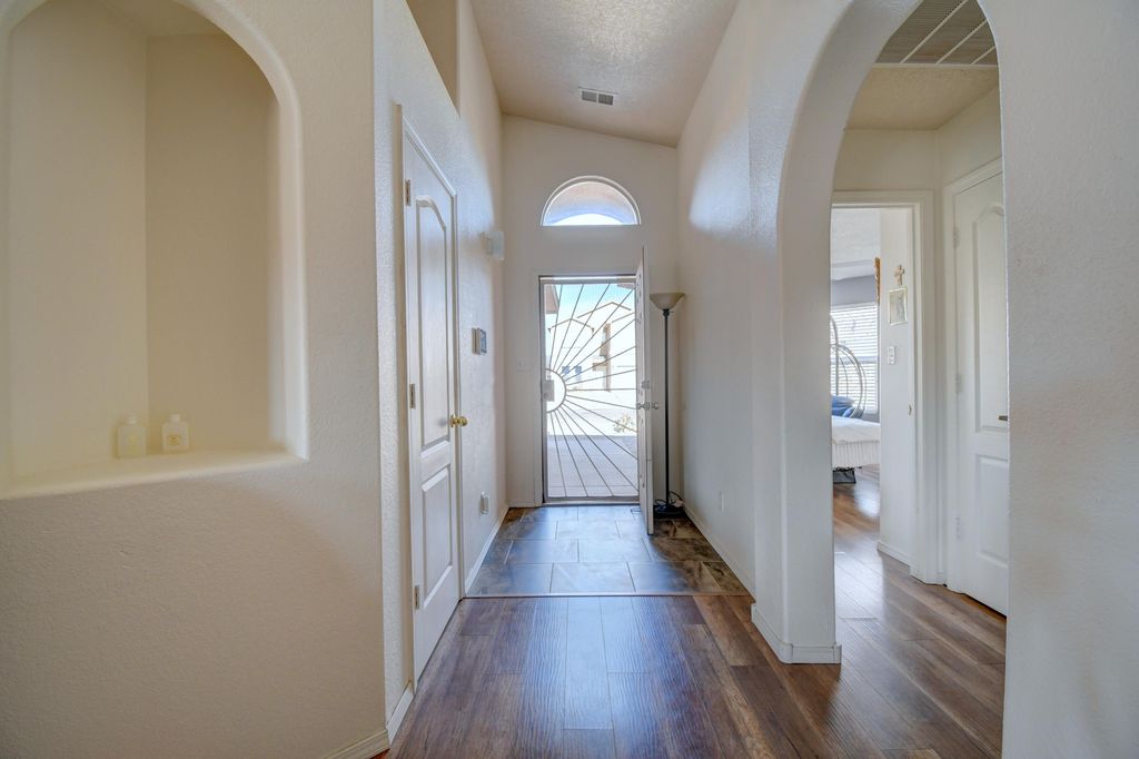 Image 2 of property listing at 76 Avenida Jardin, Los Lunas, NM 87031