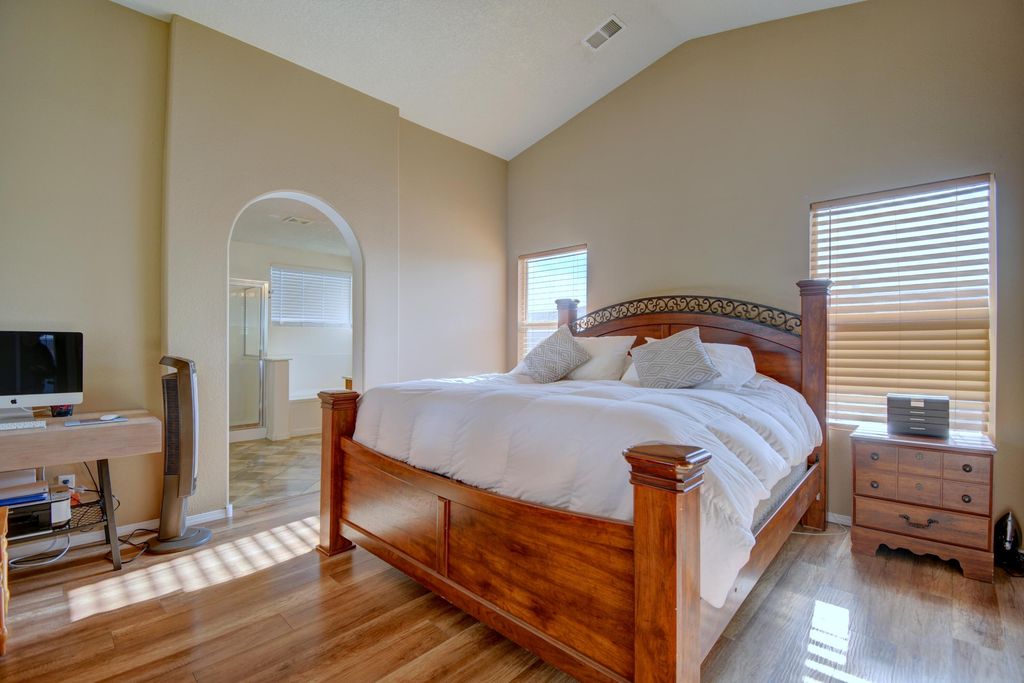 Image 7 of property listing at 76 Avenida Jardin, Los Lunas, NM 87031