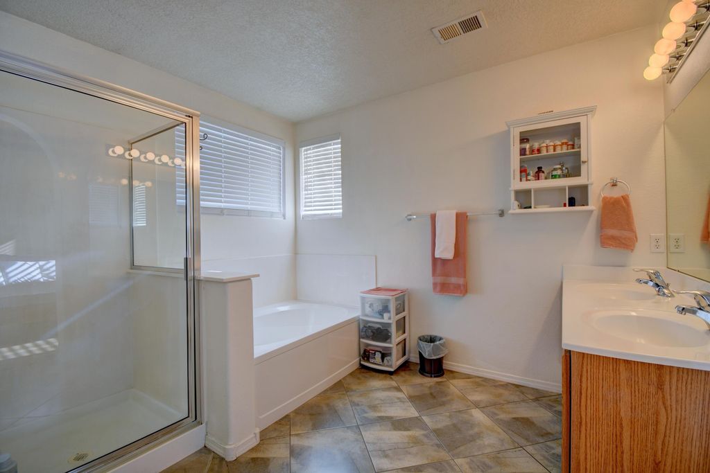 Image 9 of property listing at 76 Avenida Jardin, Los Lunas, NM 87031