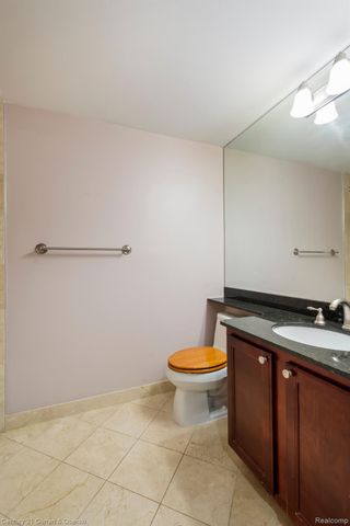 3320 SPINNAKER Lane 10B, Detroit, MI 48207