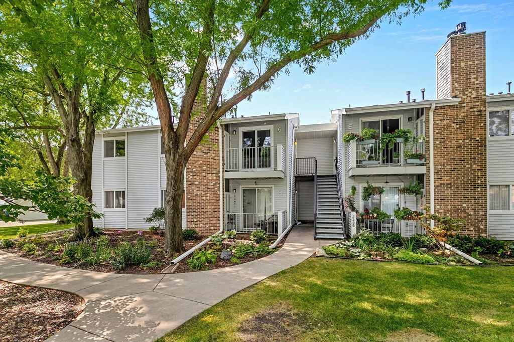 2296 Benson Avenue G, Saint Paul, MN 55116