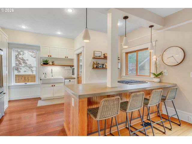 6326 N COMMERCIAL Ave, Portland, OR 97217