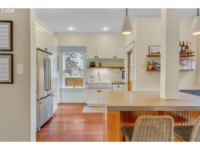 6326 N COMMERCIAL Ave, Portland, OR 97217