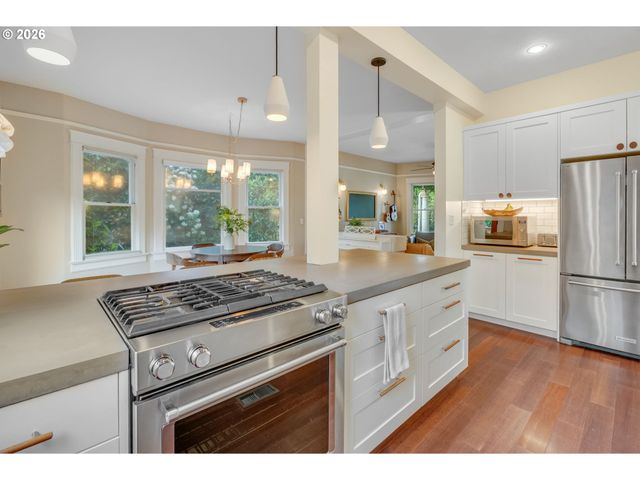 6326 N COMMERCIAL Ave, Portland, OR 97217