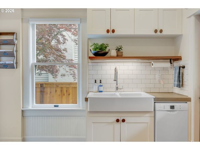 6326 N COMMERCIAL Ave, Portland, OR 97217