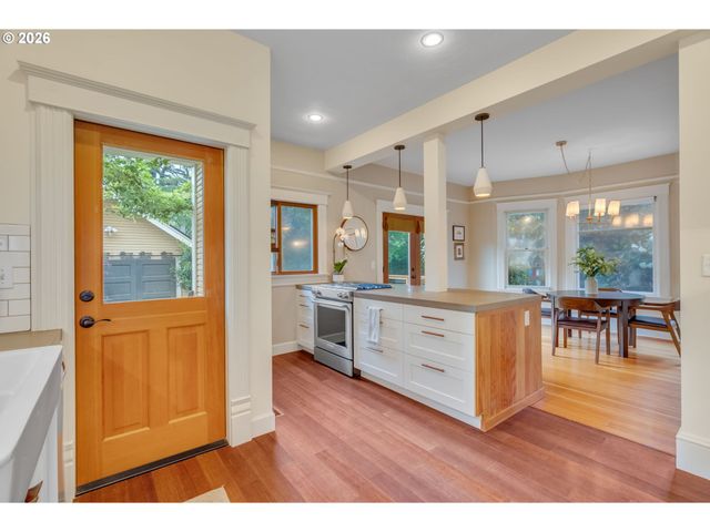 6326 N COMMERCIAL Ave, Portland, OR 97217