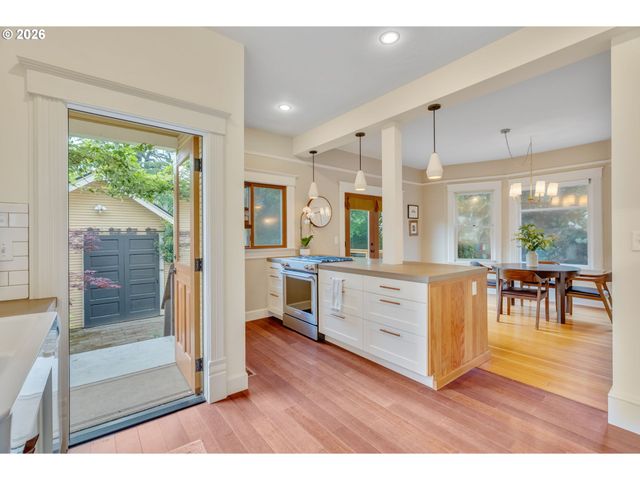 6326 N COMMERCIAL Ave, Portland, OR 97217