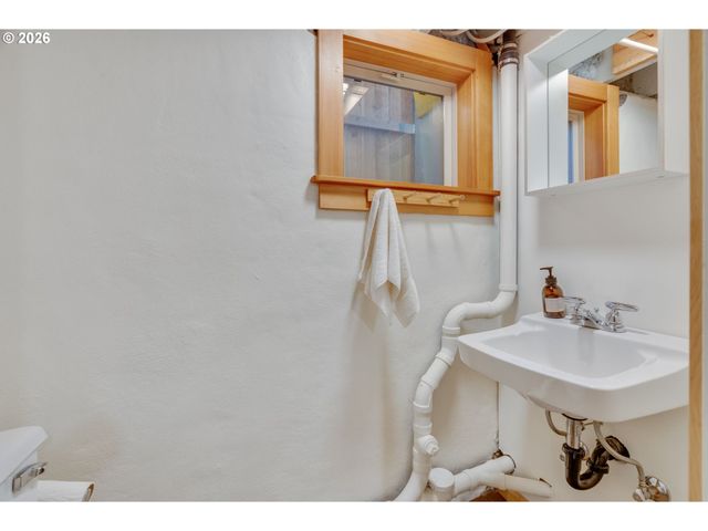 6326 N COMMERCIAL Ave, Portland, OR 97217