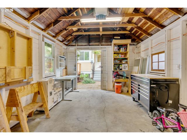 6326 N COMMERCIAL Ave, Portland, OR 97217