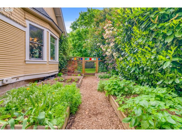 6326 N COMMERCIAL Ave, Portland, OR 97217