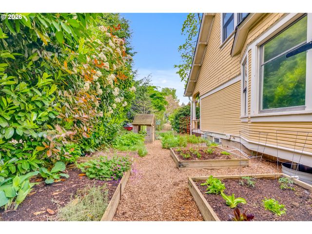 6326 N COMMERCIAL Ave, Portland, OR 97217