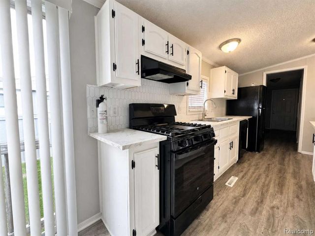 2183 Water Ridge Drive, Newport, MI 48166