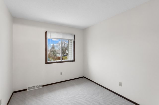 2355 Dorland Place E, Maplewood, MN 55119