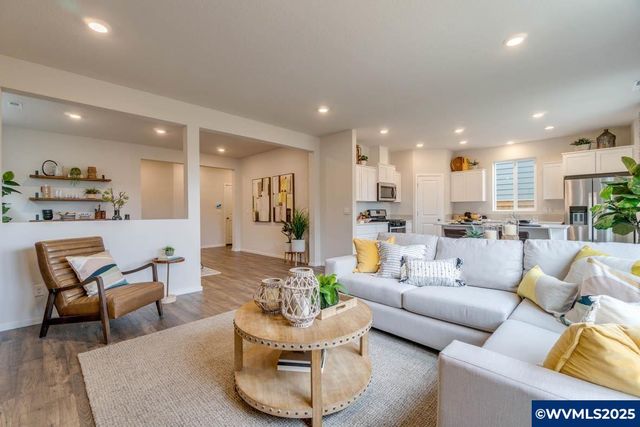 340 Greencrest St NE, Salem, OR 97301