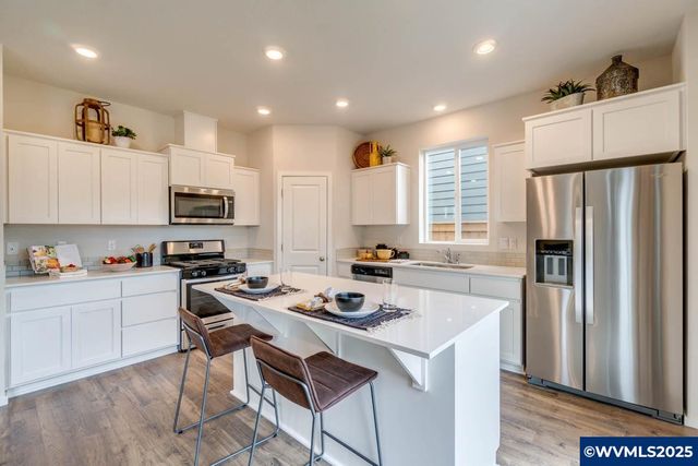 340 Greencrest St NE, Salem, OR 97301