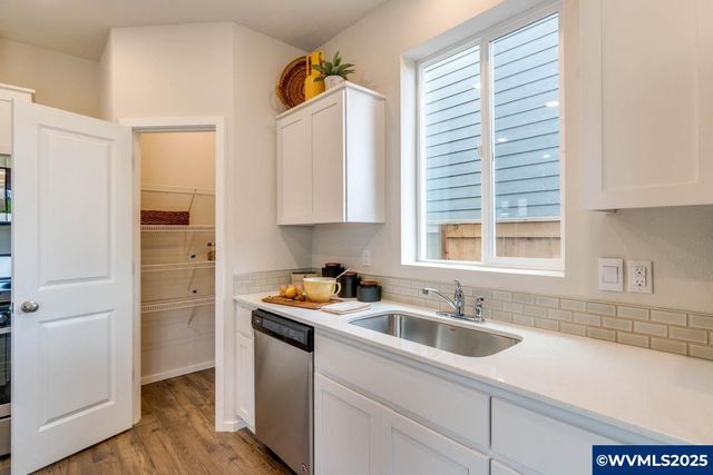 340 Greencrest St NE, Salem, OR 97301