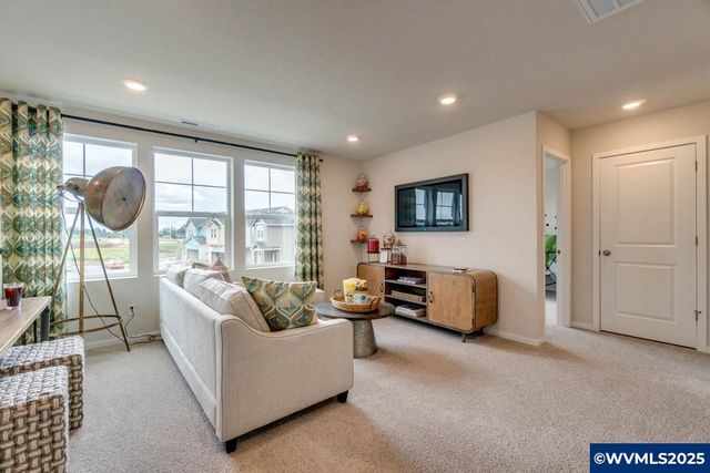 340 Greencrest St NE, Salem, OR 97301